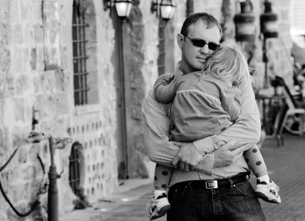 Papà con un bambino addormentato tra le braccia — Foto Stock
