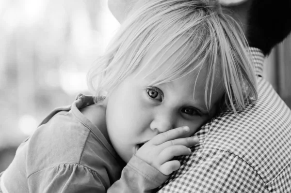 Vader houden zijn schattig dochtertje — Stockfoto