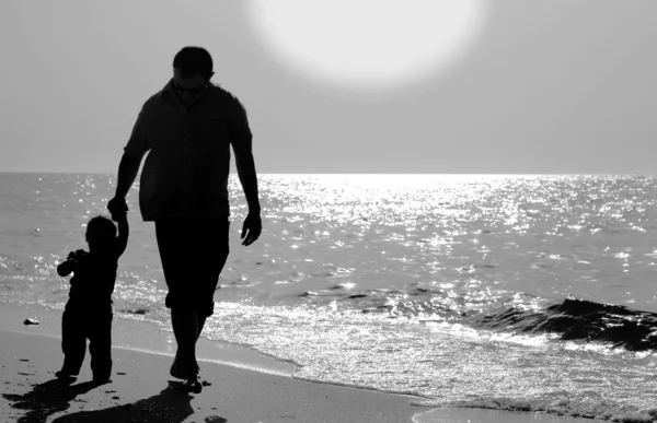 爸爸和孩子上海滩的日落 — 图库照片