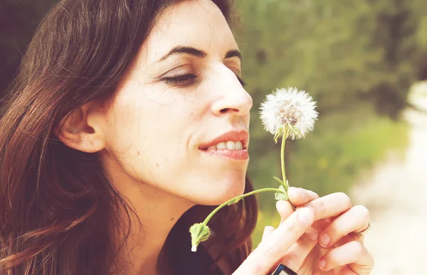 Portrait young woman with dandelion — Stock Photo, Image