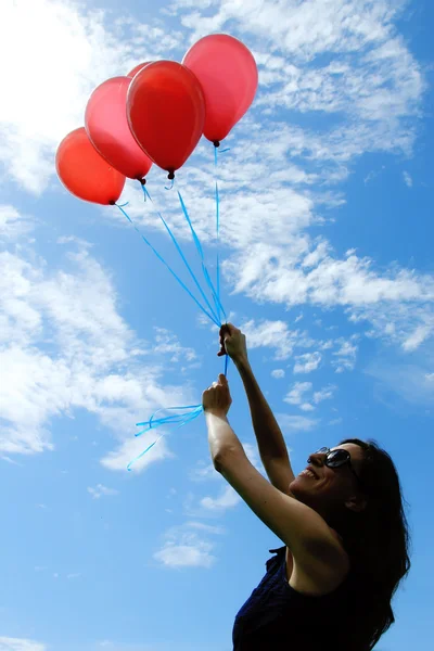 Kvinna med röda ballonger — Stockfoto