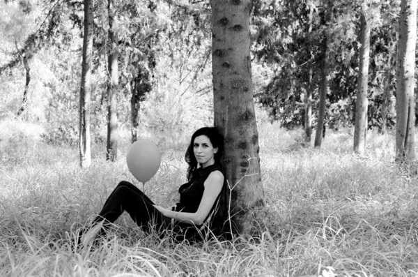 Mulher bonita com balão vermelho no parque — Fotografia de Stock