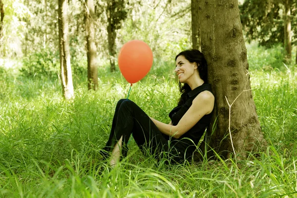 Szép nő, piros ballon a parkban — Stock Fotó