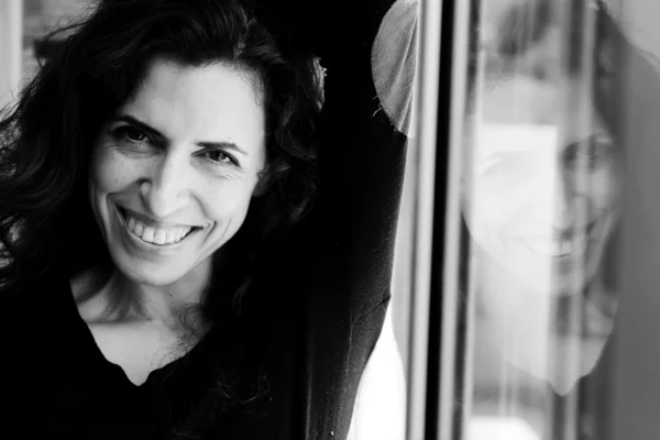 Portrait of beautiful woman near the window — Stock Photo, Image