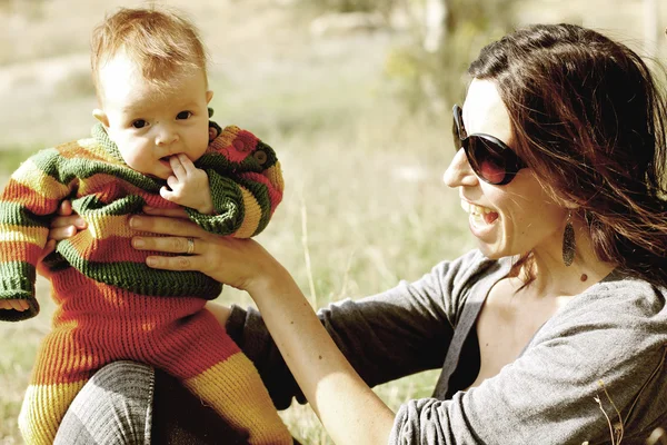 Vacker ung mamma med söt baby utomhus — Stockfoto
