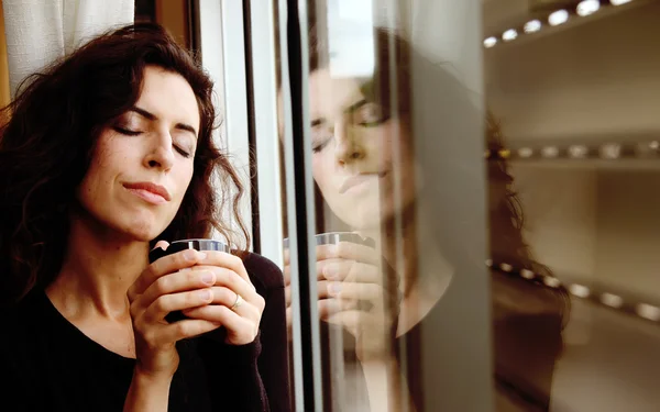 Foto einer schönen Frau, die Kaffee trinkt — Stockfoto