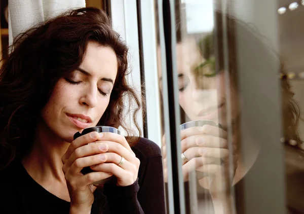 Foto de uma bela mulher bebendo café — Fotografia de Stock