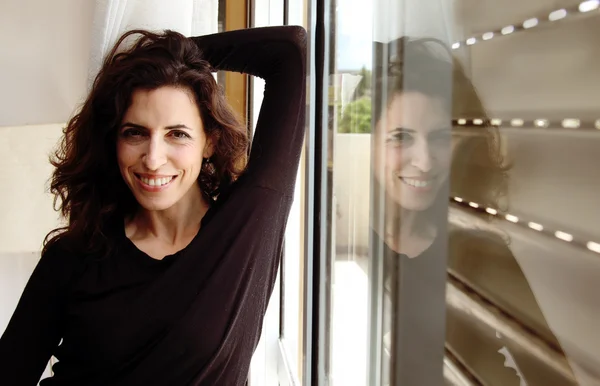 Portrait of beautiful woman near the window — Stock Photo, Image