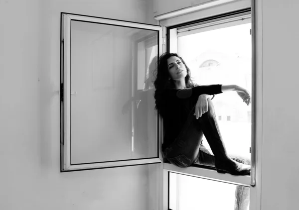 Portret van mooie vrouw in de buurt van het venster — Stockfoto