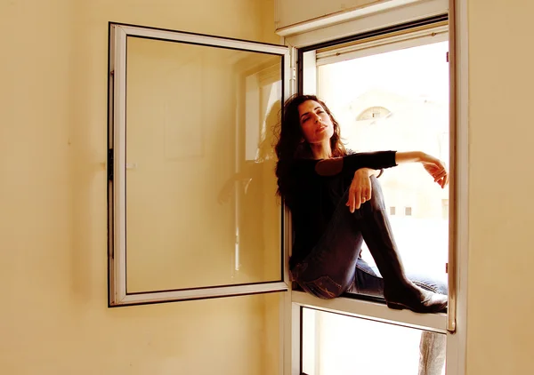 Retrato de mujer hermosa cerca de la ventana — Foto de Stock