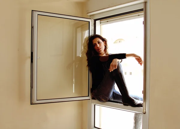 Foto der schönen Frau am Fenster — Stockfoto
