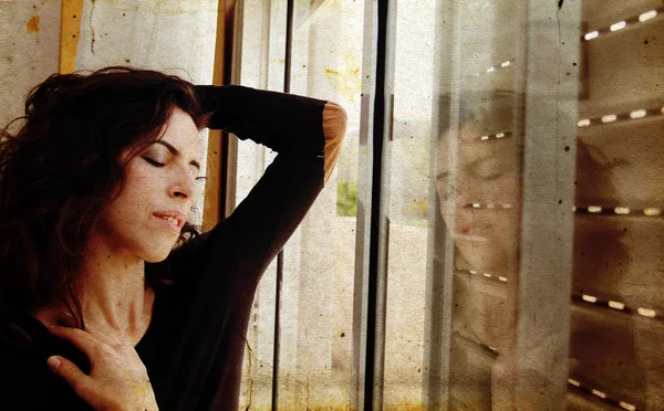 Portret van mooie vrouw in de buurt van het venster. foto in oude afbeelding — Stockfoto
