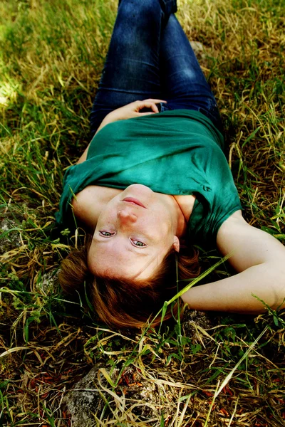 Belle fille aux cheveux rouges en plein air — Photo