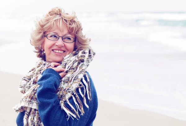 Porträtt av happy senior kvinna vid havet — Stockfoto