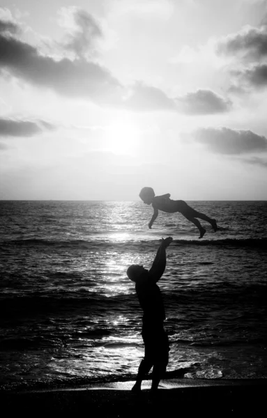 父と息子夕焼けの海へお散歩 — ストック写真