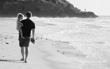 Babası ve çocuğu sahilde.