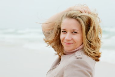 çekici genç bir kadın bahar gününde denize yakın