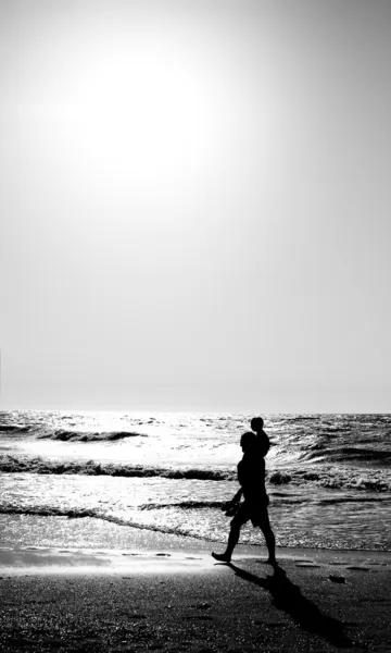 父亲带着孩子在海滩上 — 图库照片