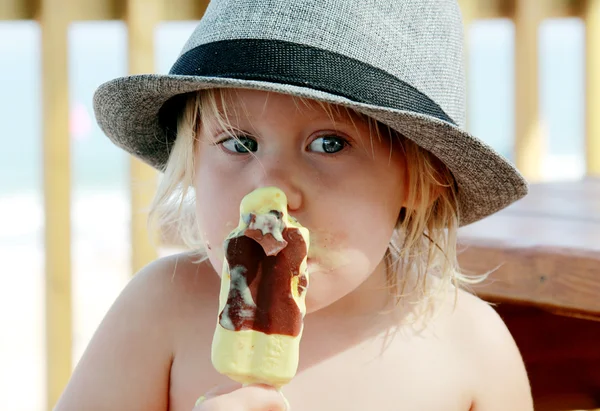 Jolie fille dans le chapeau manger de la glace — Photo