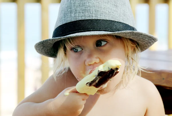 Linda chica en el sombrero comiendo helado — Foto de Stock