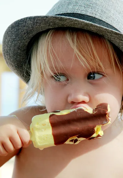 Leuk meisje in de hoed eten van ijs — Stockfoto