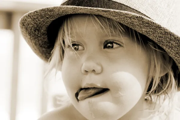 Leuk meisje in de hoed eten van ijs — Stockfoto