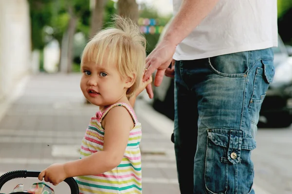 Счастливый отец с восхитительной девочкой на улице — стоковое фото