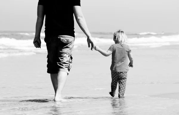 Baba ve kızı sahilde. — Stok fotoğraf