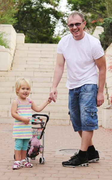 Gelukkig vader met schattig meisje buiten — Stockfoto