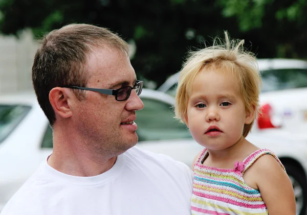Lycklig far med bedårande flicka utomhus — Stockfoto