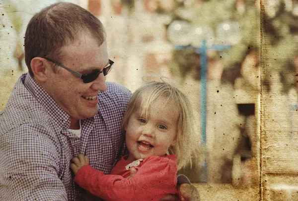 快乐的父亲和他可爱的小女儿的画像 — 图库照片