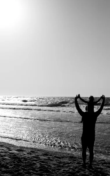 Babası ve çocuğu sahilde. — Stok fotoğraf