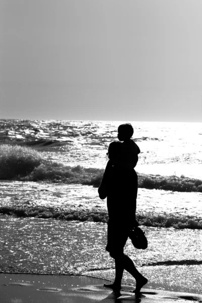 Ojciec z dzieckiem na plaży. — Zdjęcie stockowe