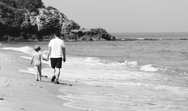 Padre e hijo caminando juntos en la playa — Foto de Stock