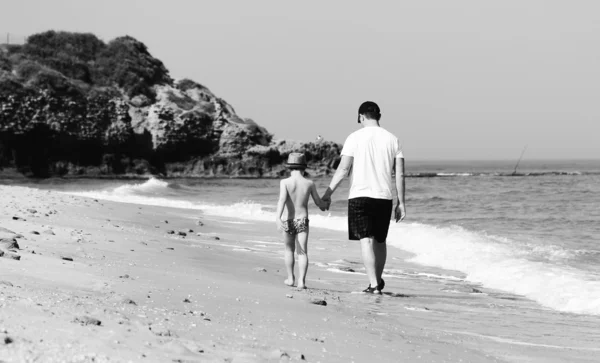 Baba ve oğul sahilde birlikte yürüyorlar. — Stok fotoğraf