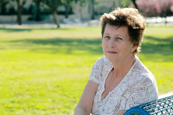 Πορτρέτο του όμορφη γυναίκα 65 ετών σε εξωτερικούς χώρους. ομορφιά και wi — Φωτογραφία Αρχείου