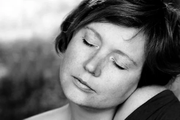 Close up portrait of redheaded woman outdoor — Stock Photo, Image