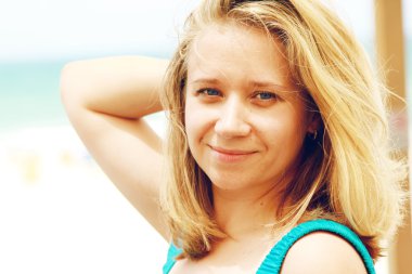 Deniz kenarında güzel bir kadın portresi