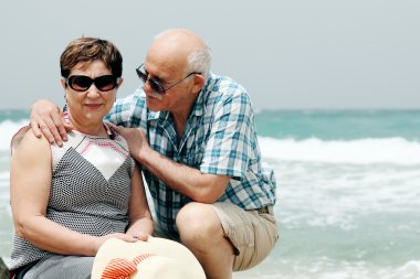 kendi emeklilik tatil keyfi mutlu yaşlı çift denize yakın: