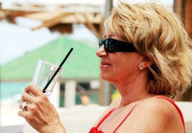 mutlu güzel kadın kıdemli yaz tatilde denizde