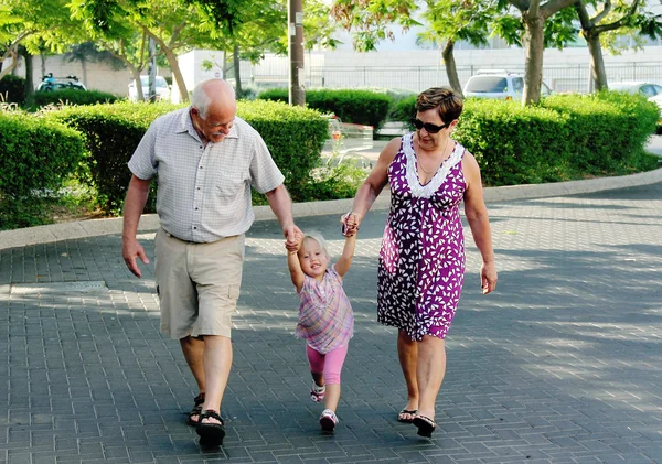 Feliz abuelos con nieto — Foto de Stock