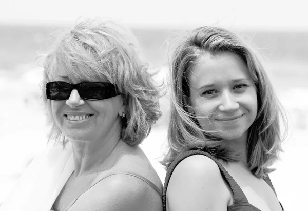 Mother and daughter on the beach — Stock Photo, Image