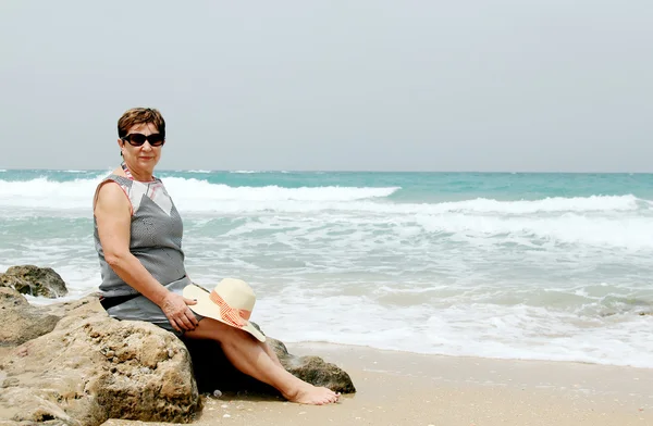 Ανώτερος γυναίκα στις καλοκαιρινές διακοπές στη θάλασσα — Φωτογραφία Αρχείου