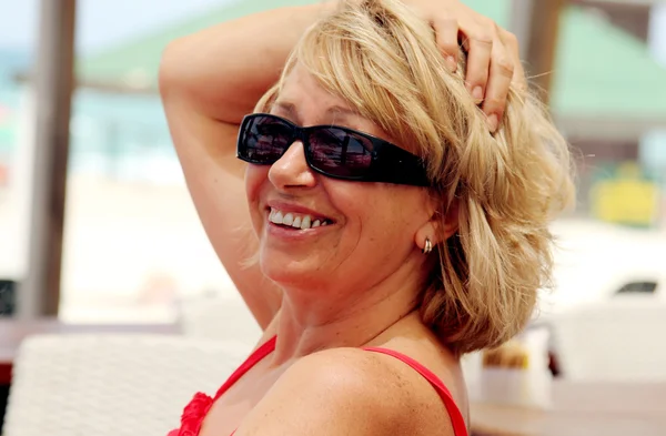 Schöne Seniorin im Sommerurlaub auf See — Stockfoto