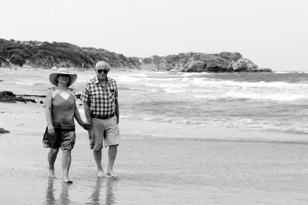 Happy elderly couple enjoying their retirement vacation near the sea — Stock Photo, Image