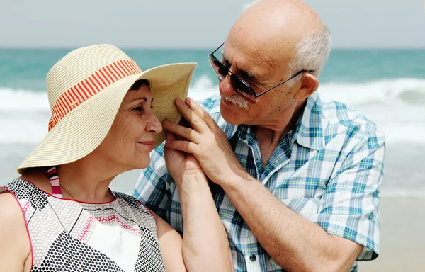 Denize sıfır tatil keyfi mutlu yaşlı çift — Stok fotoğraf