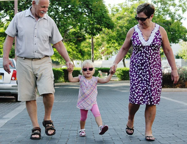 Heureux grands-parents avec petit-enfant — Photo