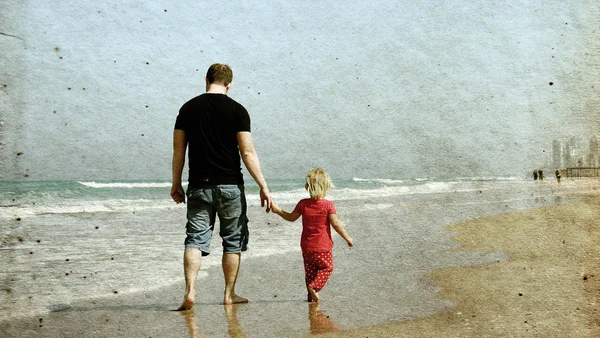 Ojciec i córka na plaży. zdjęcie w starym stylu obrazu. — Zdjęcie stockowe