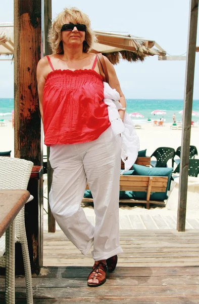 Mulher sênior bonita feliz em férias de verão no mar — Fotografia de Stock