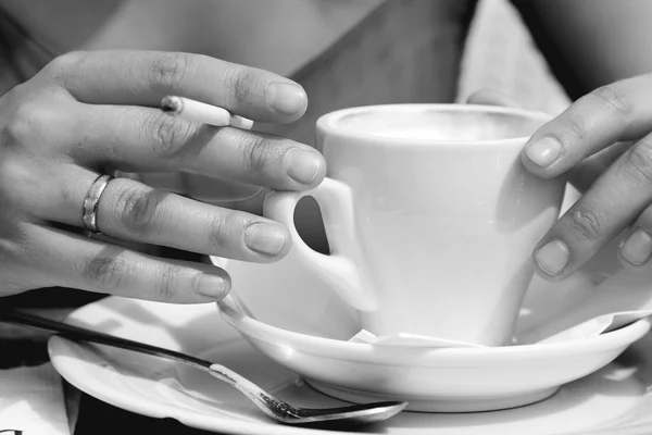 Kvinna, kopp kaffe och cigarett — Stockfoto